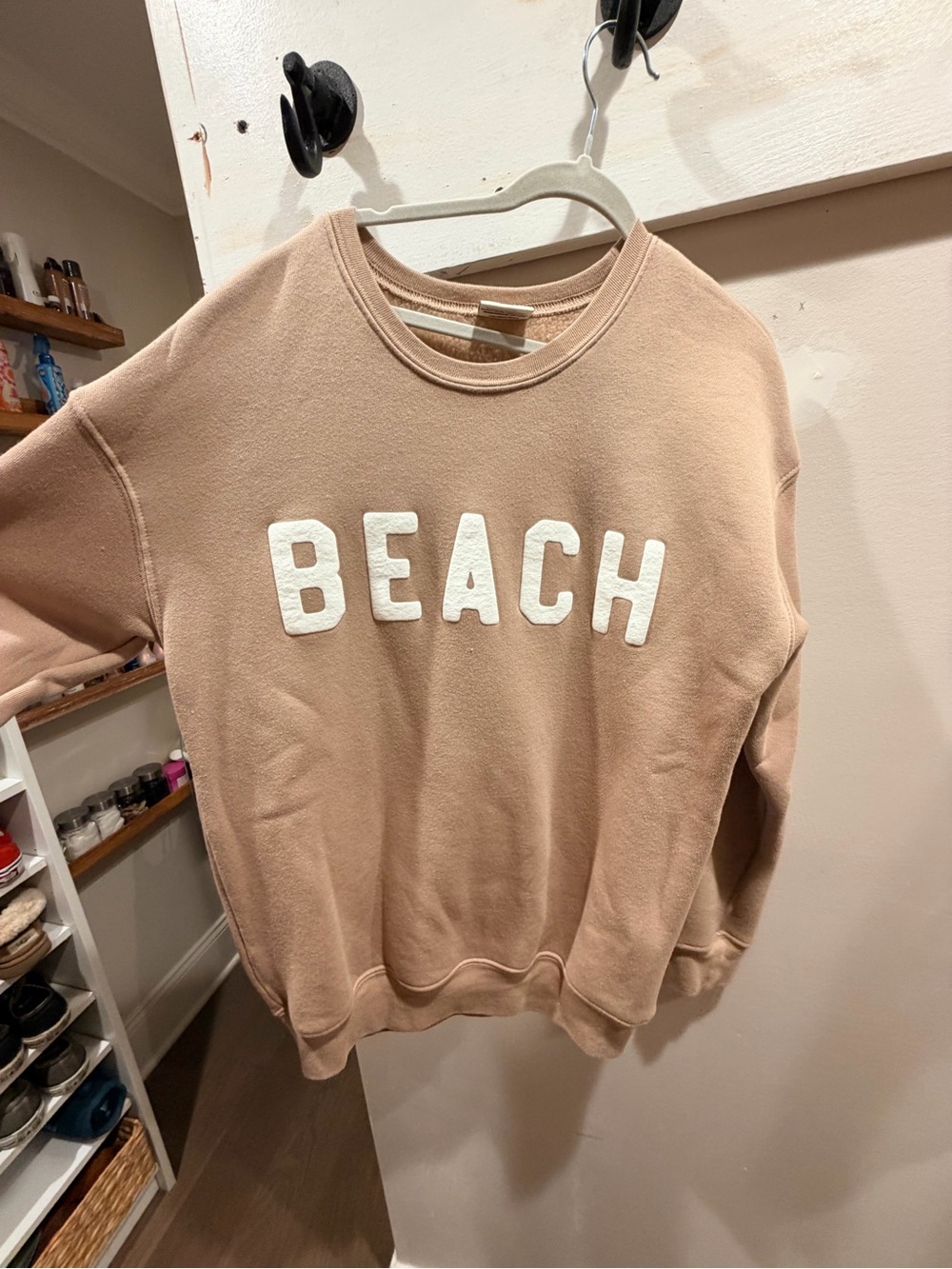 Crewneck 'BEACH' Appliqué Sweatshirt - Beige